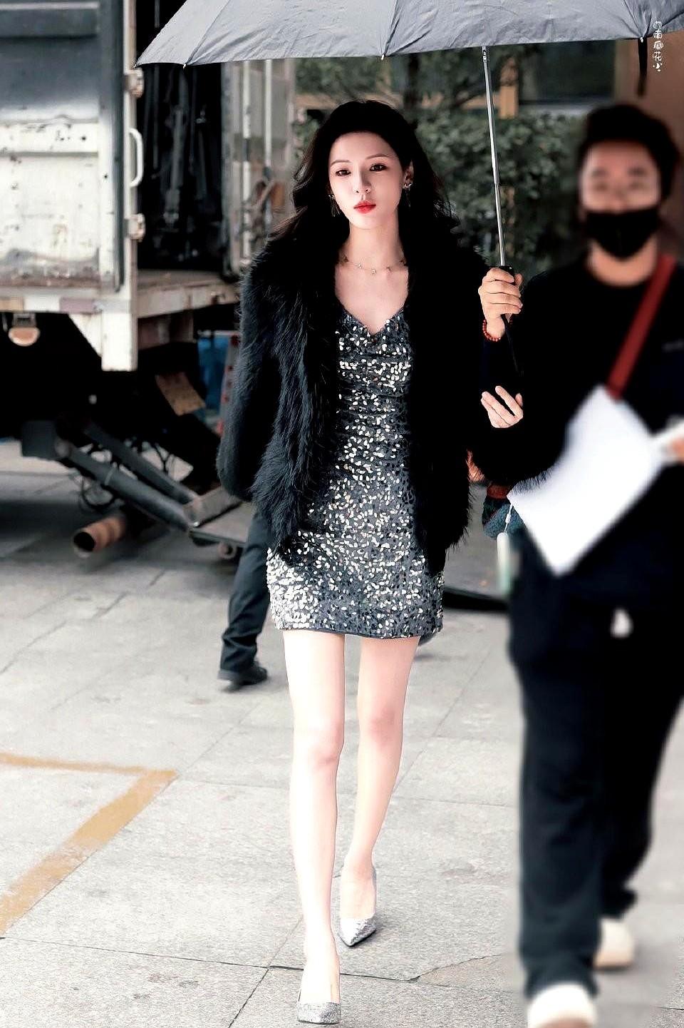 张予曦这姐的身材管理，真的绝了！

最新上班路透，就一条简单的银色小短裙，随便一