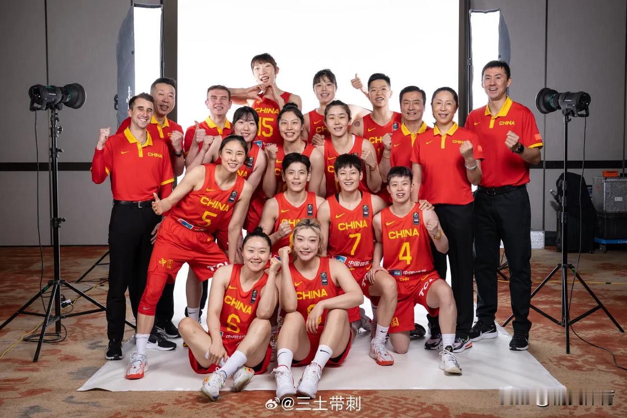 中国女篮奥运资格赛12人大名单官方写真照！

4号-李缘、5号-王思雨、6号-武