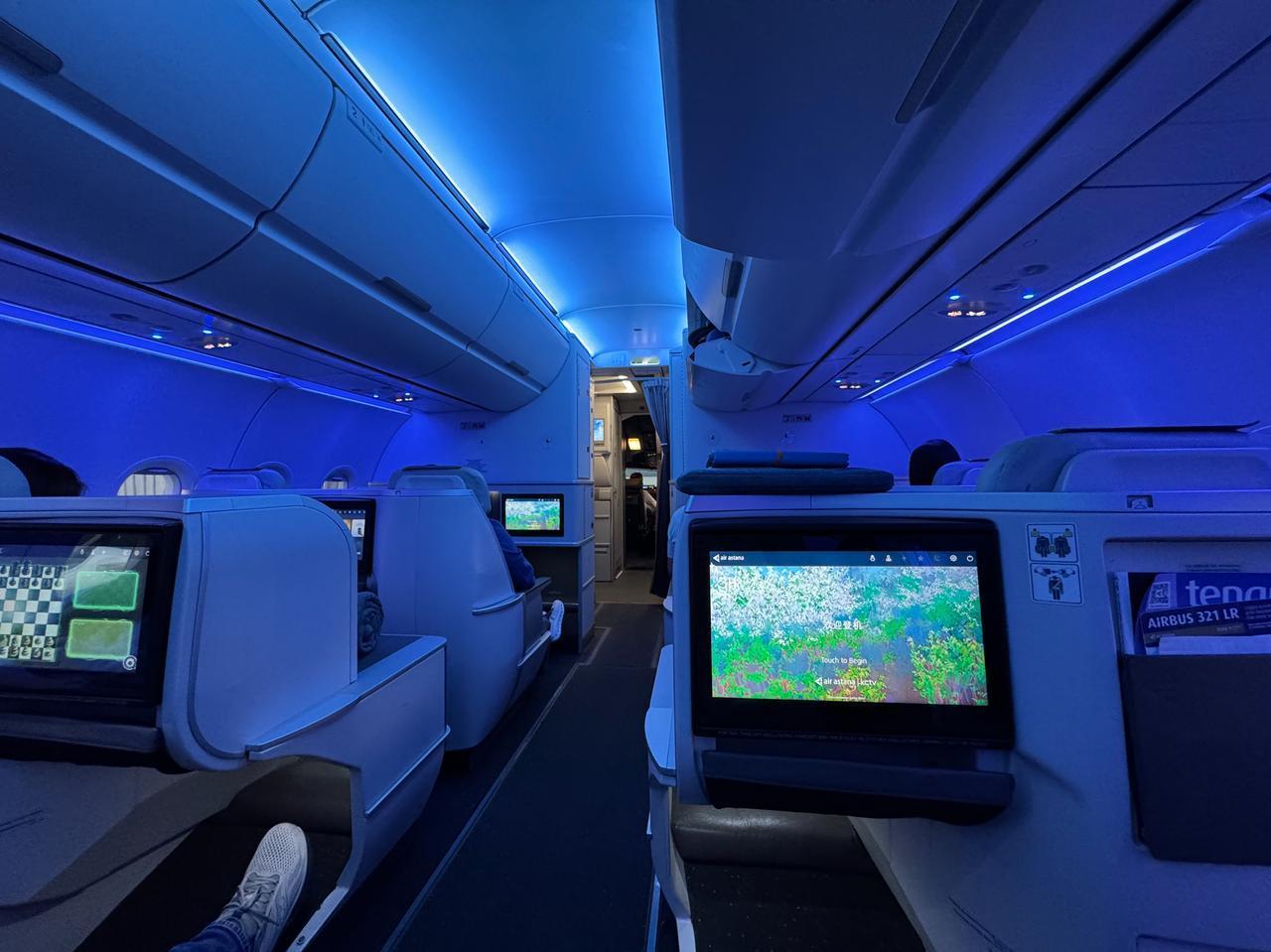 阿斯塔纳航空空客A321LR公务舱，窄体机型配备全平躺座椅，搭配贴心服务与精致机