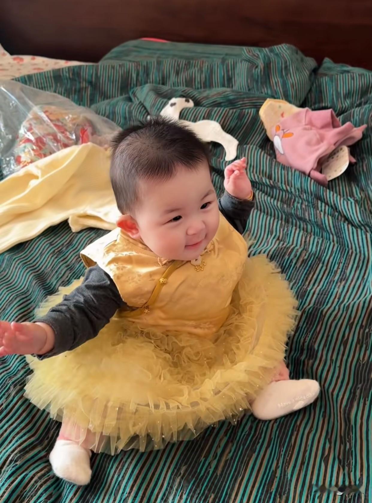 今天董董晒娃
董礼貌穿着小裙子好可爱
竟然有种看董董穿裙子的错觉[笑哭]
这父女