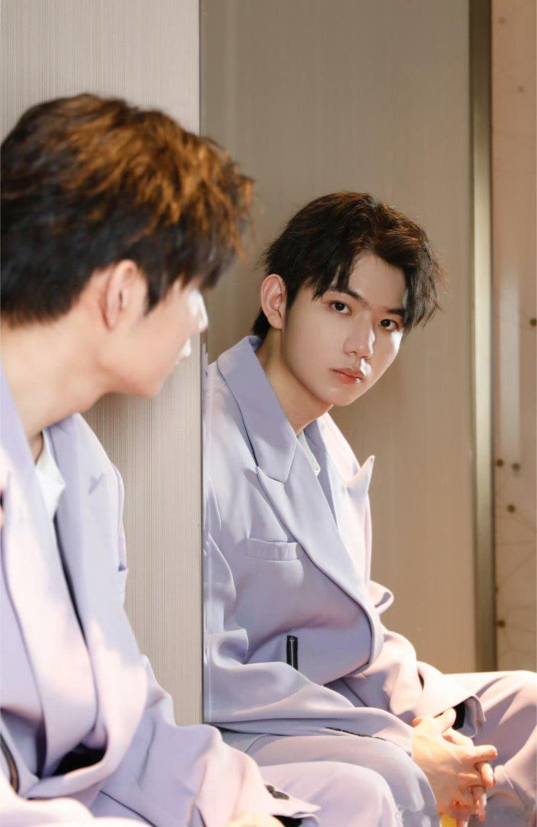 #九尾紫色passion#紫色西装九尾上线，帅帅的[打call] ​​​
