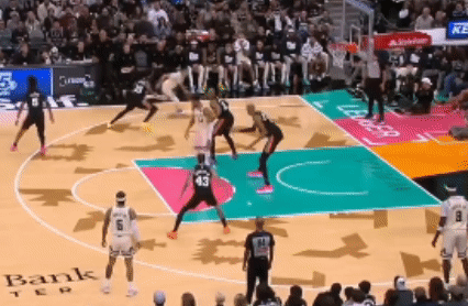 敢问阁下可曾见过NBA双手抓帽？如果见过，可曾见过2.26米光头双手抓帽？