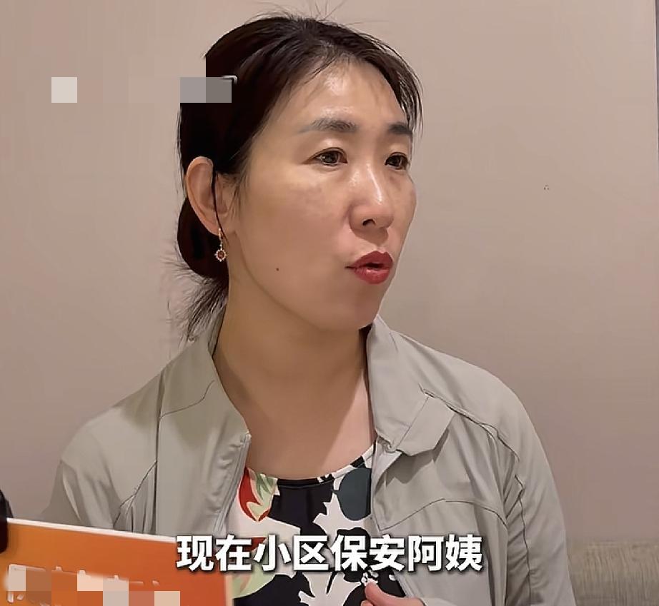 朱女士所住小区保安和阿姨也支持她
但是她又说了2句话素质尽显

唐某某的行为引发