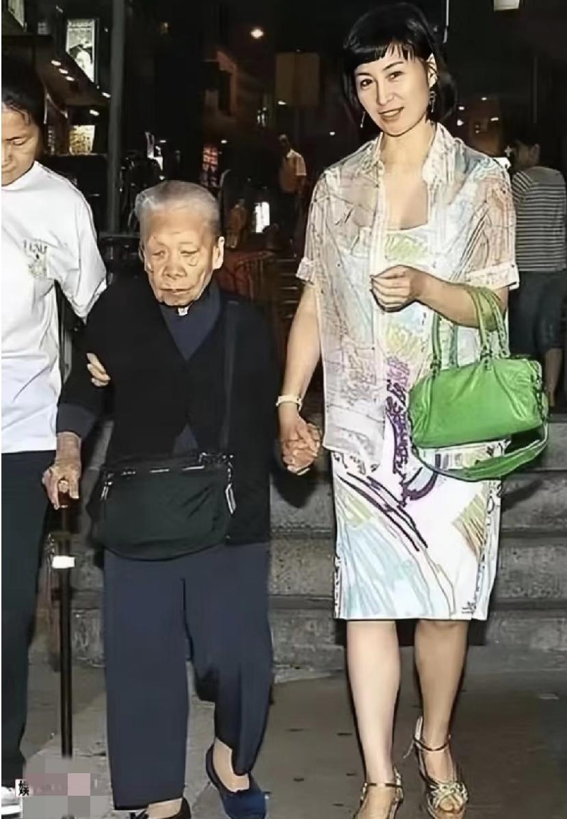 何超琼亲昵的拉着一位老老妇人的手，像对待长辈一样特别尊敬。
这位样貌朴实的老人曾