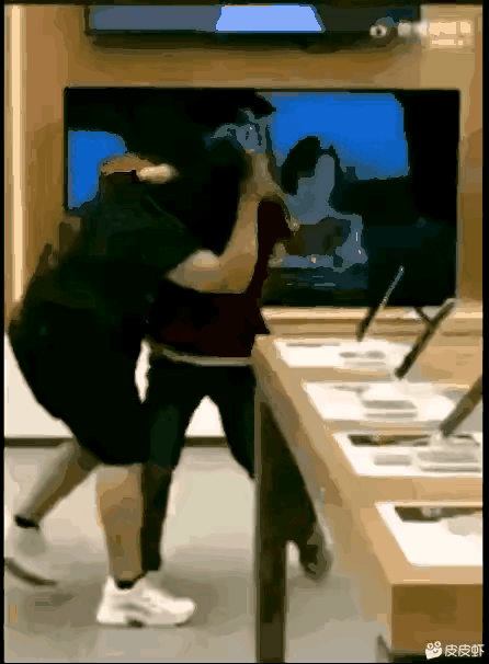 就因为不给买手机，就暴打妈妈?

手机柜台前，孩子一拳一拳打向不肯掏钱的母亲，力