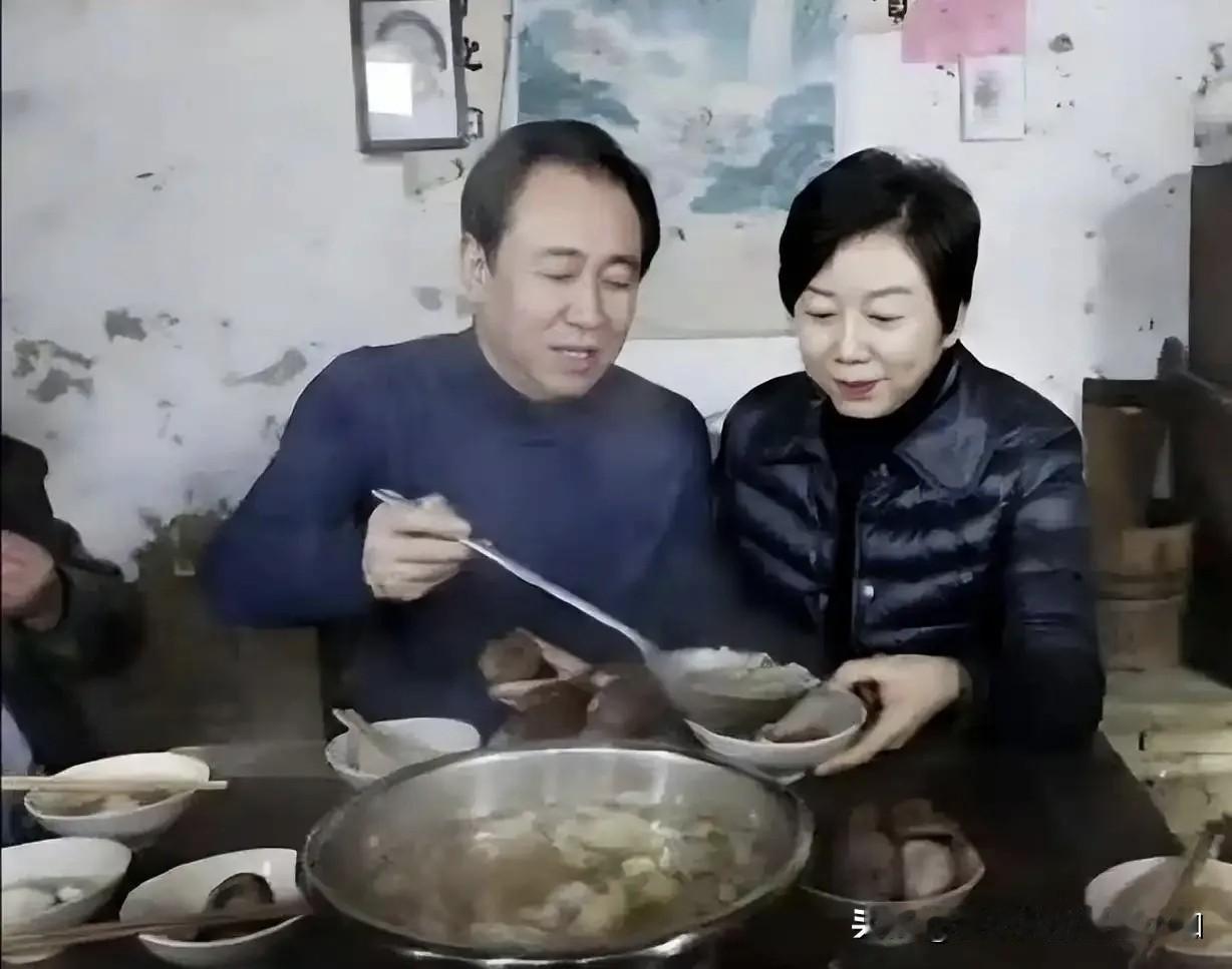 68岁的丁玉梅和67岁的许家印于2022年离婚。
丁玉梅向香港高等法院提出法律申