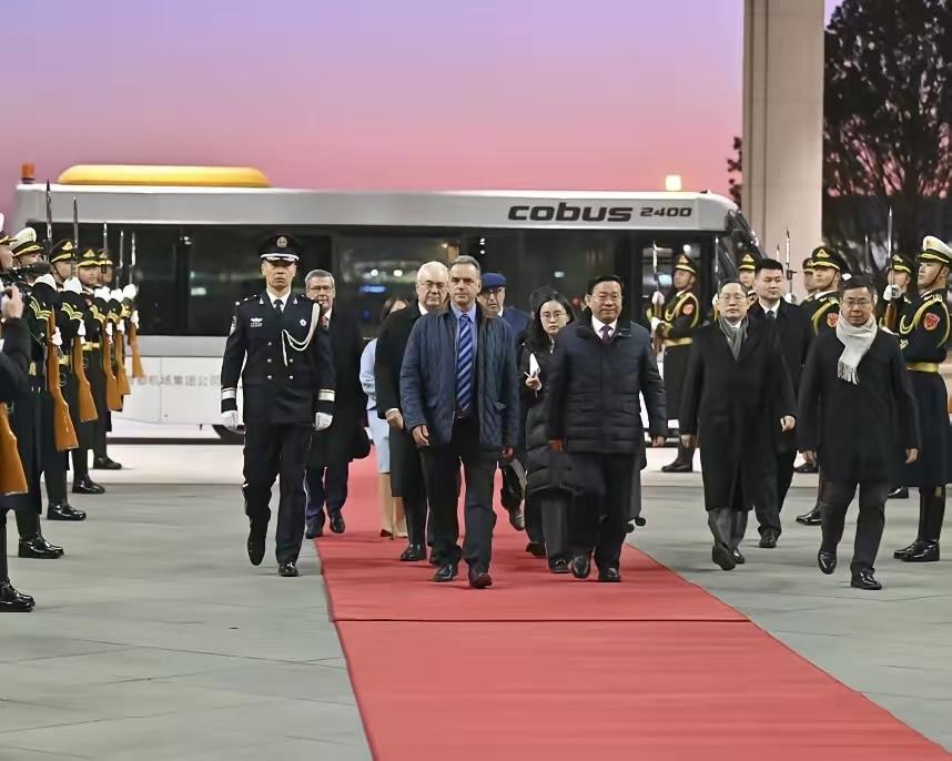 英国首相斯塔默前脚刚走，乌拉圭总统奥尔西后脚就抵达北京，而且除了造访北京外，奥尔