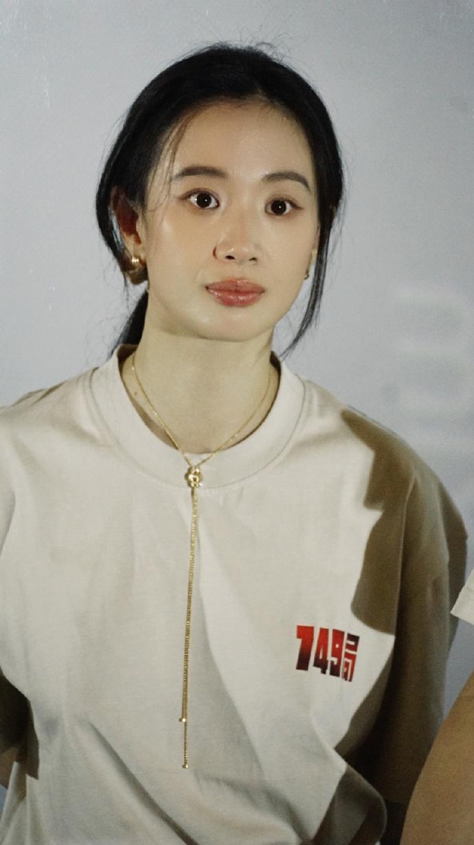 最近李梦和李晨在成都宣传新片，两位搭配的都很简洁，但是站在一起很有情侣范儿。
