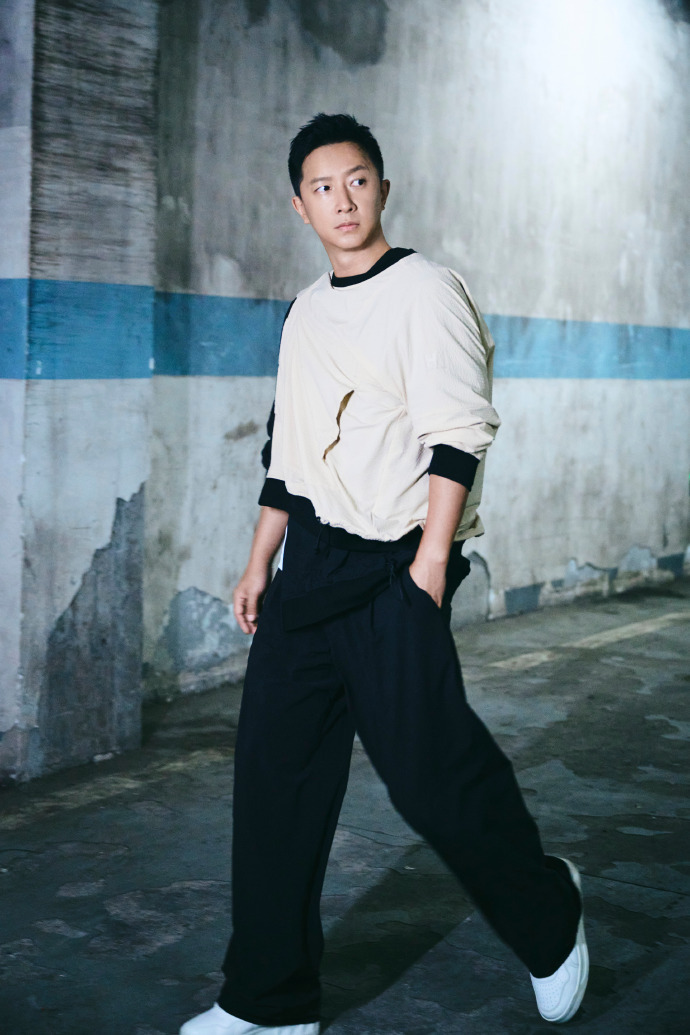 #韩庚叠穿只套了一只袖子##韩庚swag穿搭# 不得不说，韩庚瘦了就是不一样，这