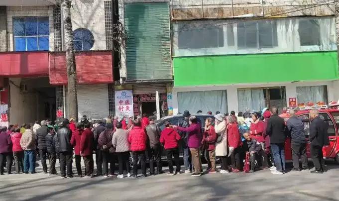 免费领鸡蛋的陷阱，超市老板骗走老人 50 万。

近日，山东威海警方通报了一起养