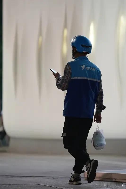 无论是为了生活打拼，还是将其作为职业选择，送外卖都是一份光荣的职业，不该被贴上“