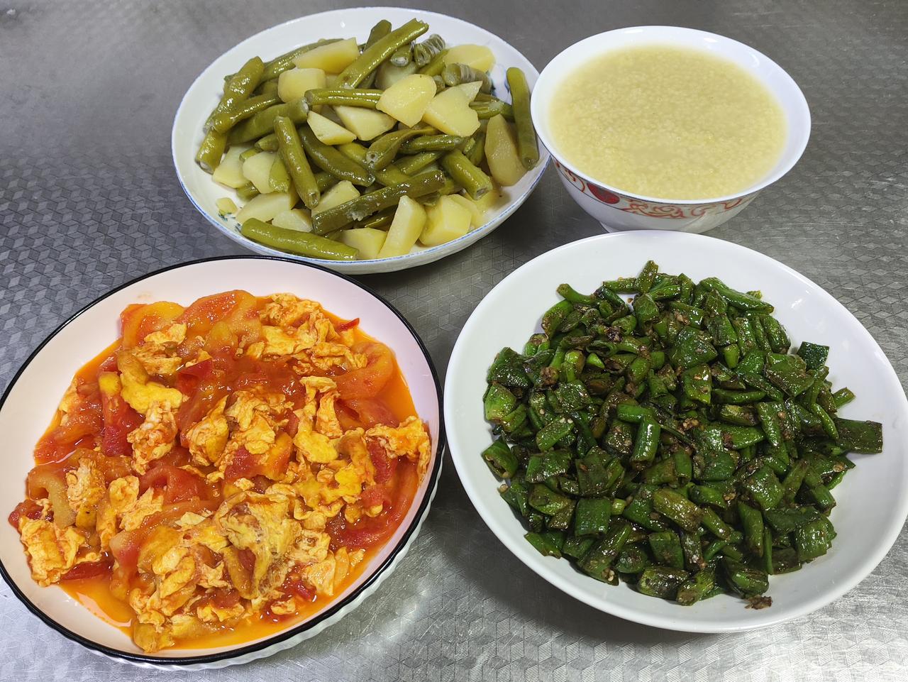 六月八日的晚餐分享来啦，有土豆烧四季豆、番茄炒鸡蛋，还有香煎青椒，再配上一碗暖乎