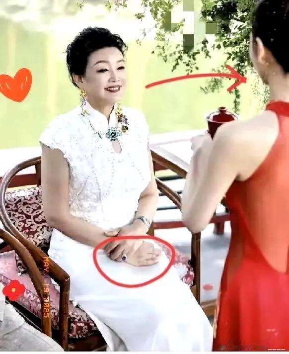 才发现张兰这个人是经不起深究的
​一深挖才明白
​她为啥总能出口成章了
​原来她