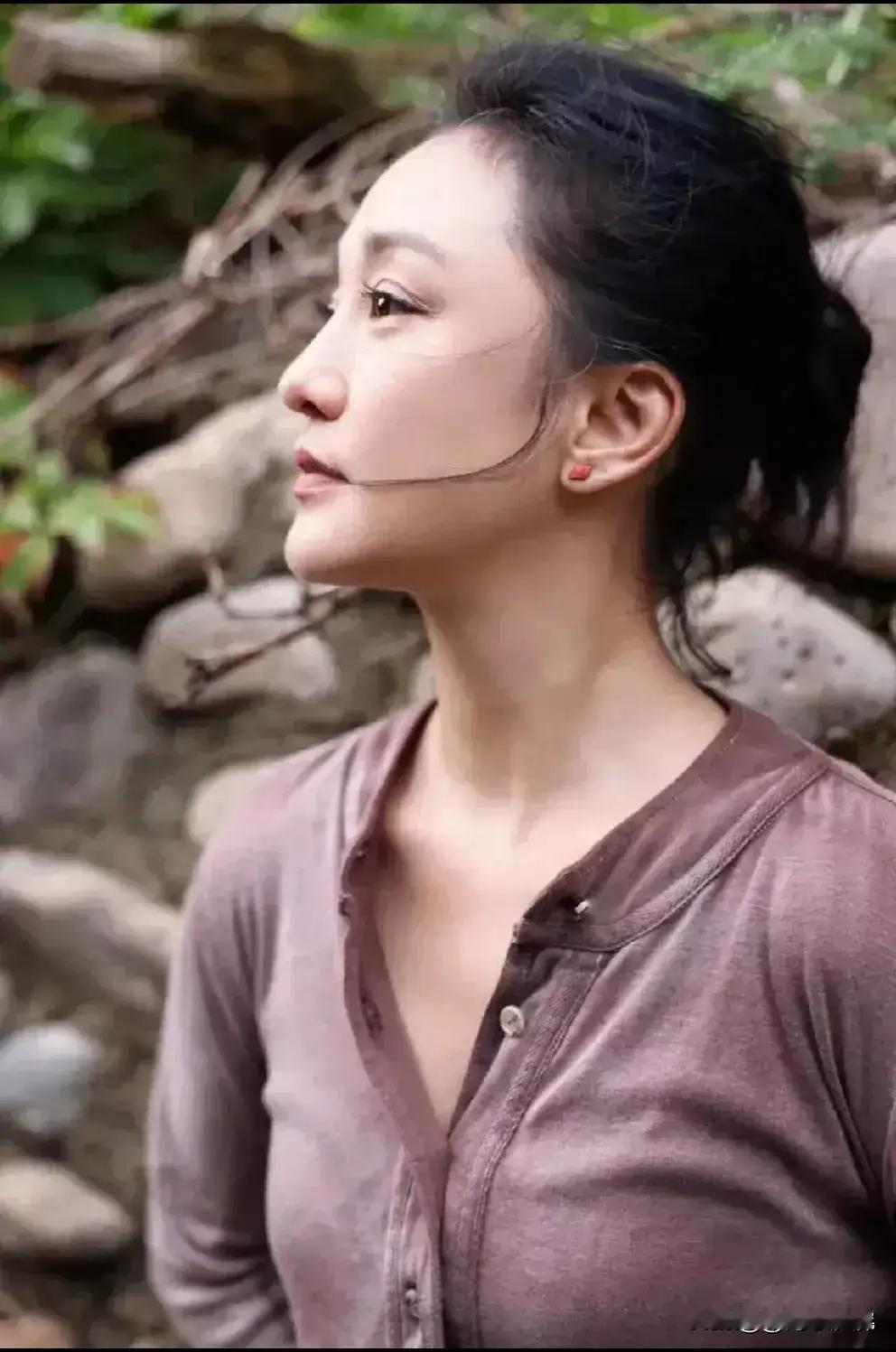 周迅绝对是被时间遗忘了在人间

瞧！那婀娜的身姿的身子宛如少女，脖颈处看不见一丝