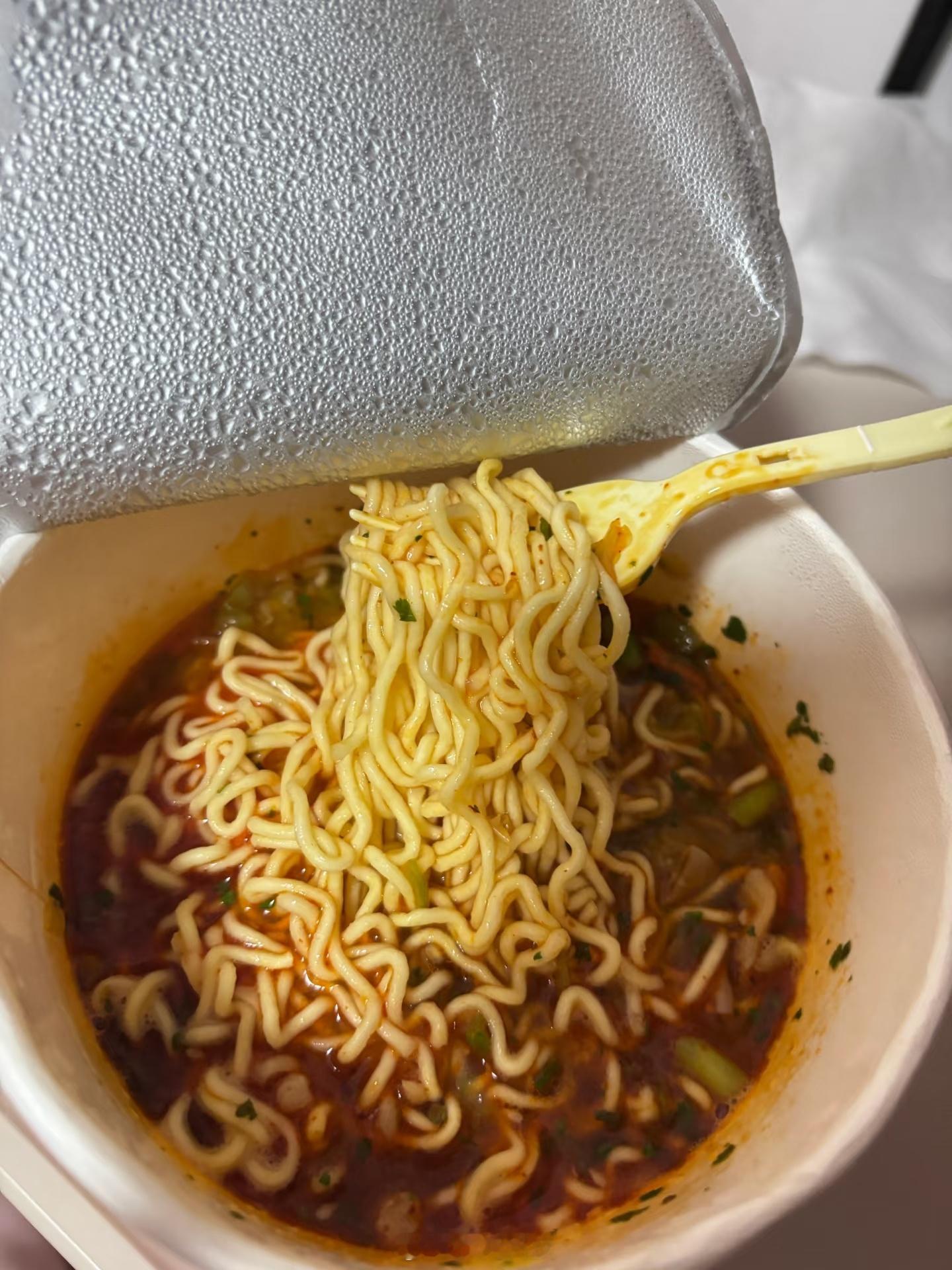 泡面不健康不是因为防腐剂外面卖的吃的，甚至很多品牌堂食店都不一定干净，更何况这个