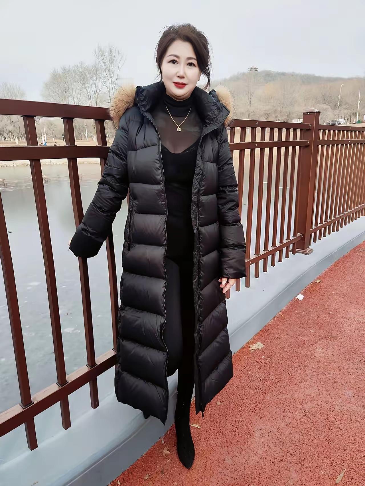 冬日想要穿得既温暖又时尚，黑色羽绒服完美演绎