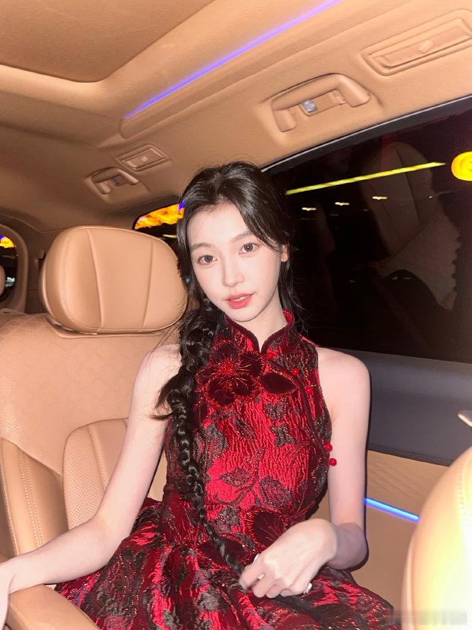 #易梦玲好像个福娃娃# 易梦玲晚会造型若福娃娃，甜美可人。高含美量的晚会，她展现