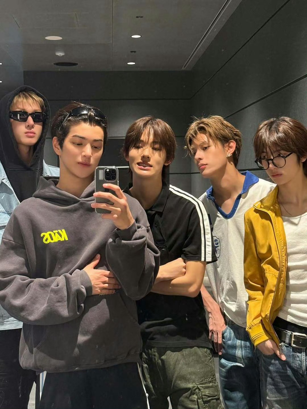 cortis今天的帅图更新[手指比心] ​​​