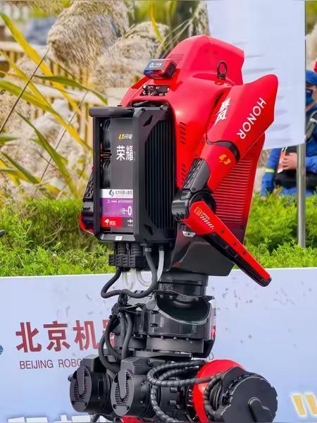 没想到荣耀真在造机器人，首次亮相机器人马拉松就拿下冠军，还包揽前六，实力堪称断层