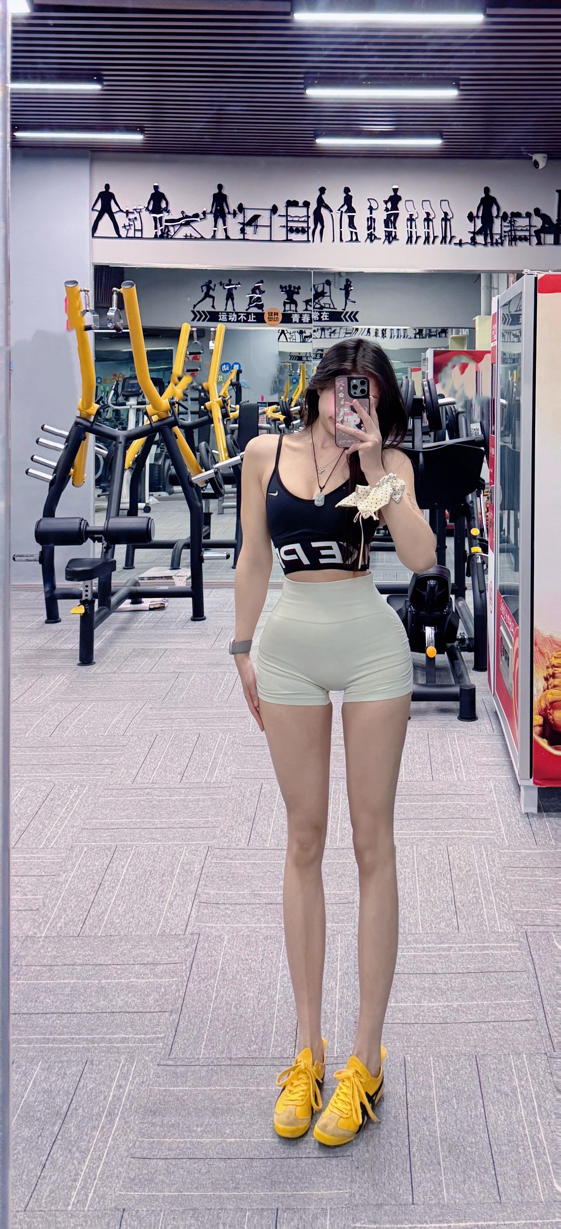 人要靠近能托举和滋养你的人 计较里生不出慈悲 争吵里养不出优雅 内耗的...