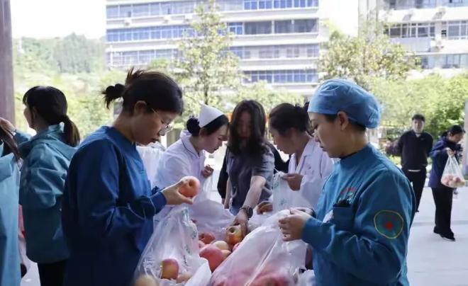 44岁陕西男子千里奔赴湖北小县城售卖苹果，刚进城突发脑梗紧急入院抢救。
 
一车