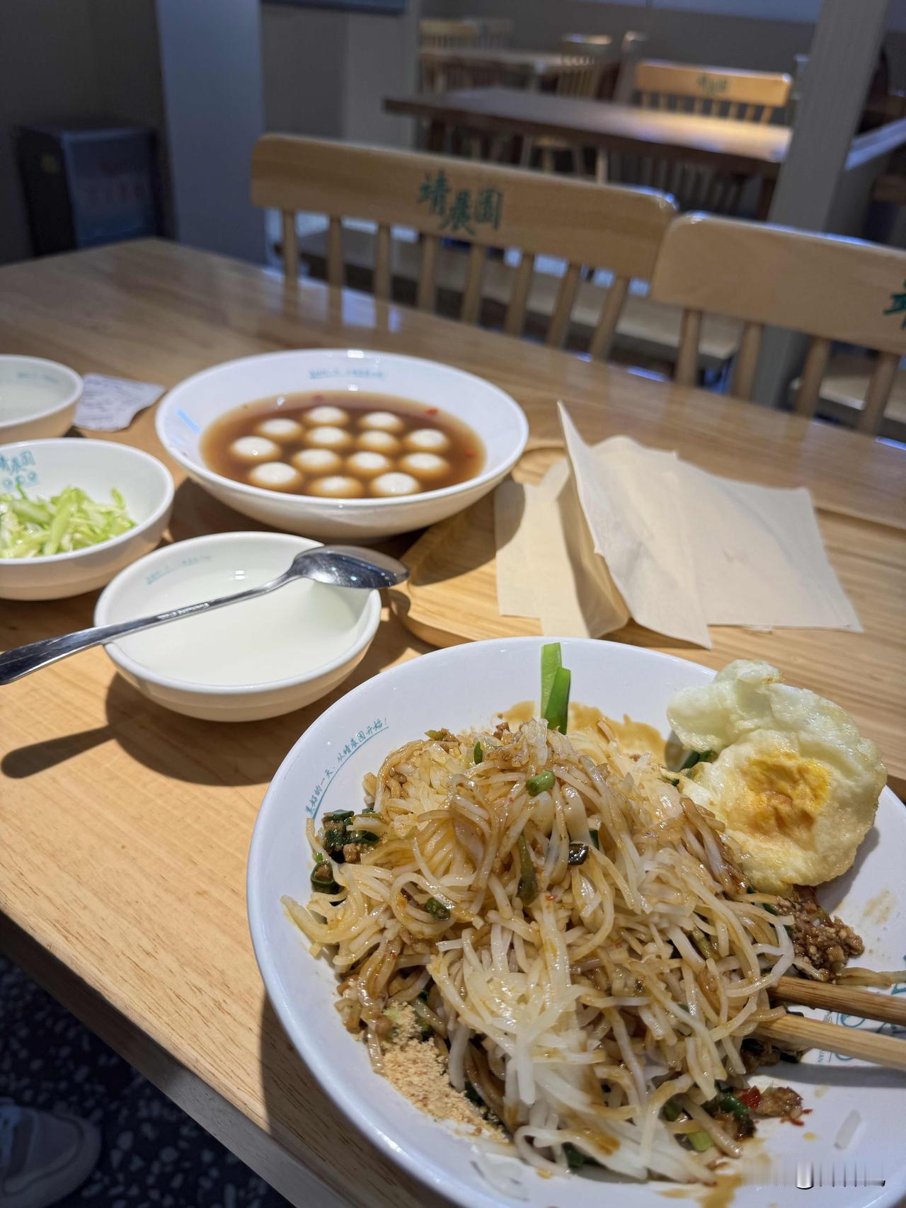 在昆明老街早餐吃的饵丝和汤圆，感受民俗生活，好安逸！

饵丝是云南标志性传统米制