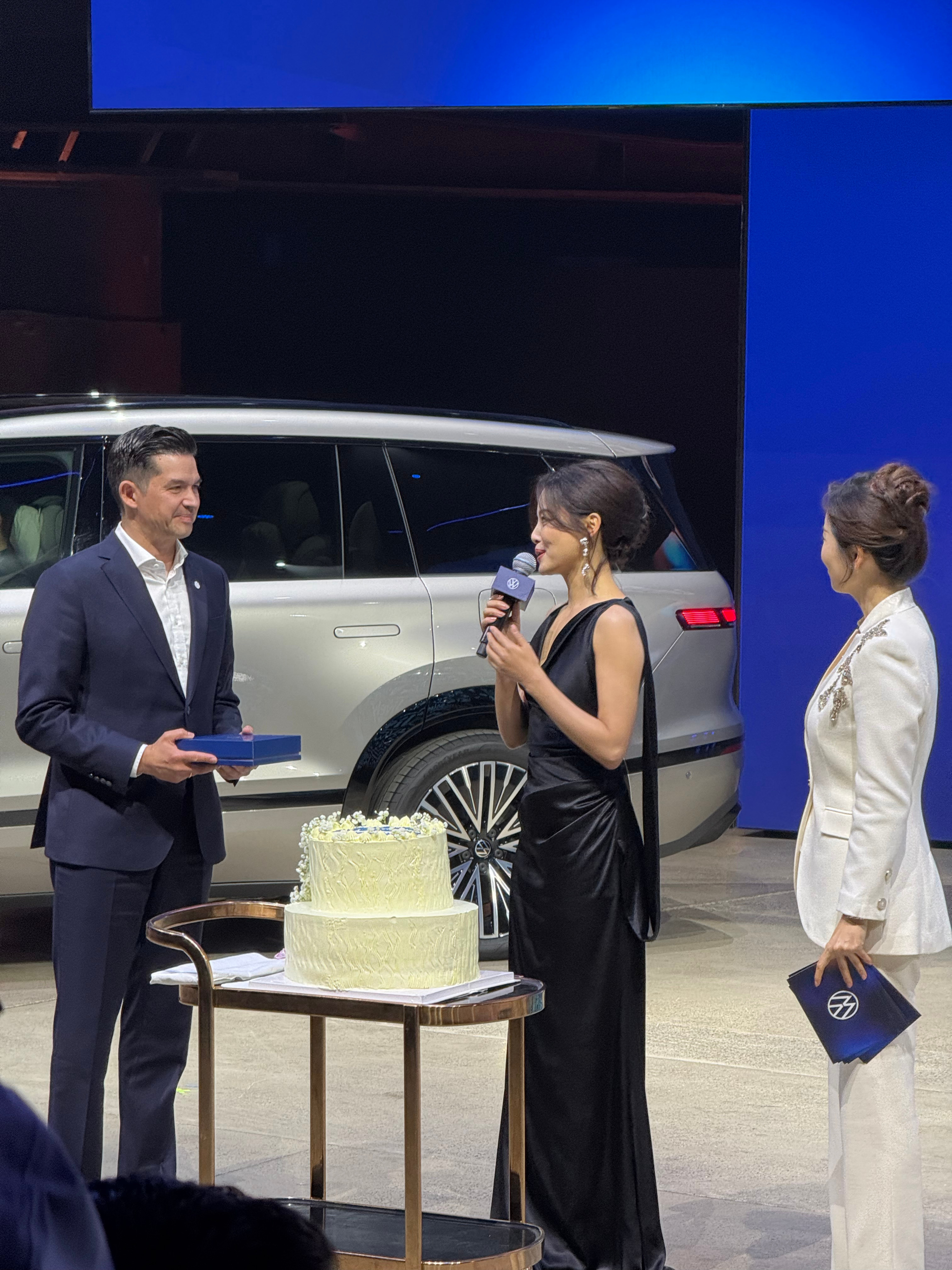 大众汽车全新以赴今晚的大众汽车品牌之夜迎来品牌全XIN代言人，辛芷蕾，今天也是她