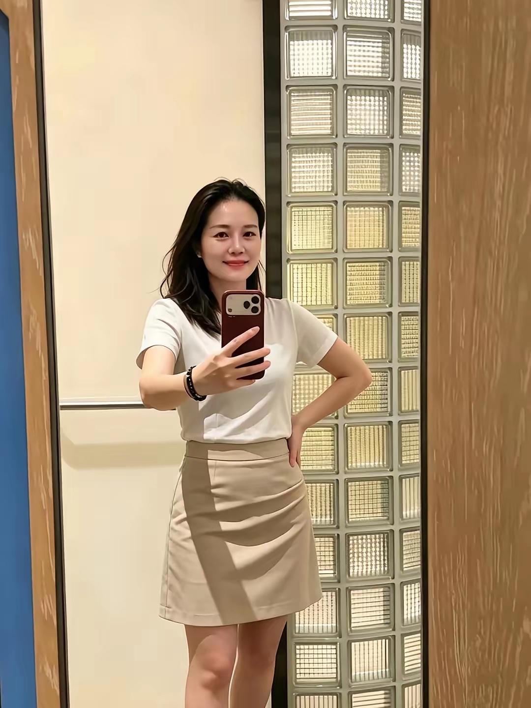 从这位女士的气质和用的手机来看，算不算有钱人