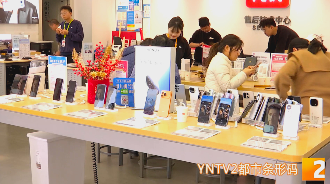 【#多家手机品牌已确定调价#】#3月中旬手机价格上涨#2月28日，在昆明市中心的