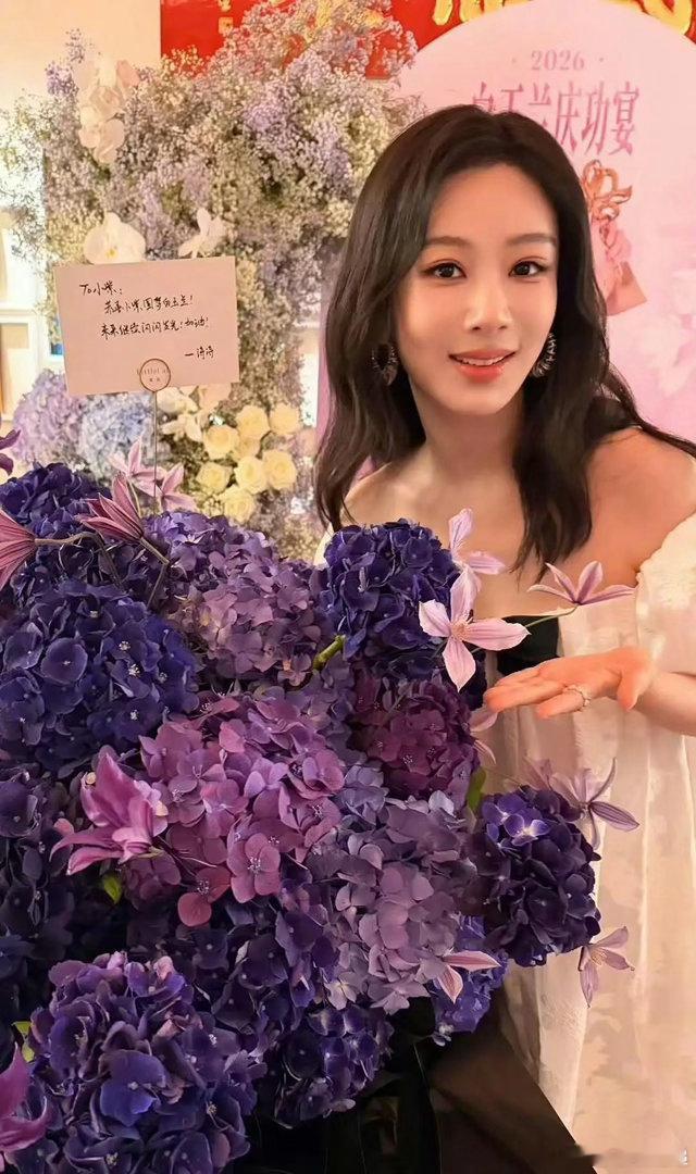 看了杨紫的白玉兰视后庆功宴，才明白杨幂为啥在颁奖典礼黑脸。今天杨紫白玉兰庆功宴登