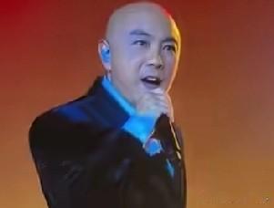 张卫健年轻时浓眉大眼，帅气不输谢霆锋！演过《日月神剑》《破烂街大少》，唱过《你爱