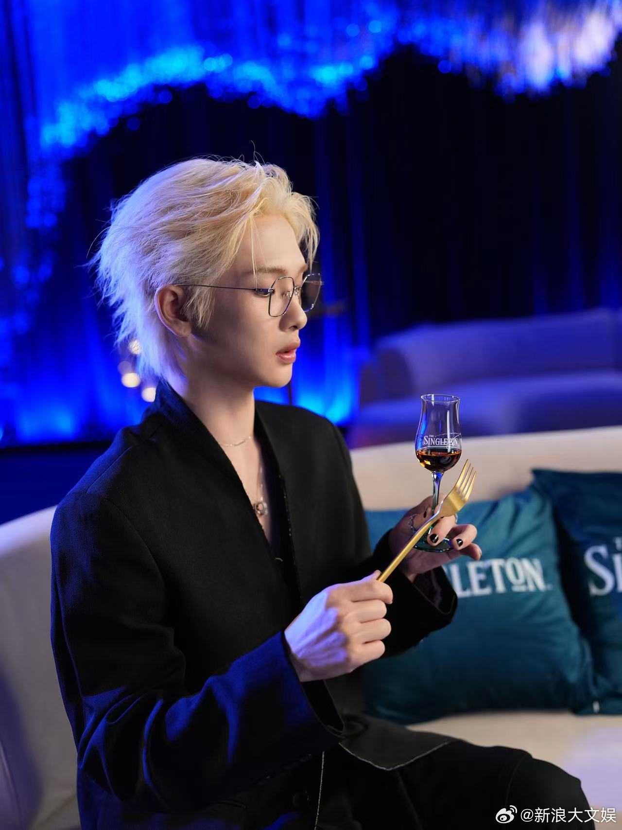 周震南微博之夜解锁丰愉时刻 少年意气在光影间悄然绽放，以一身利落穿搭亮相，将从容