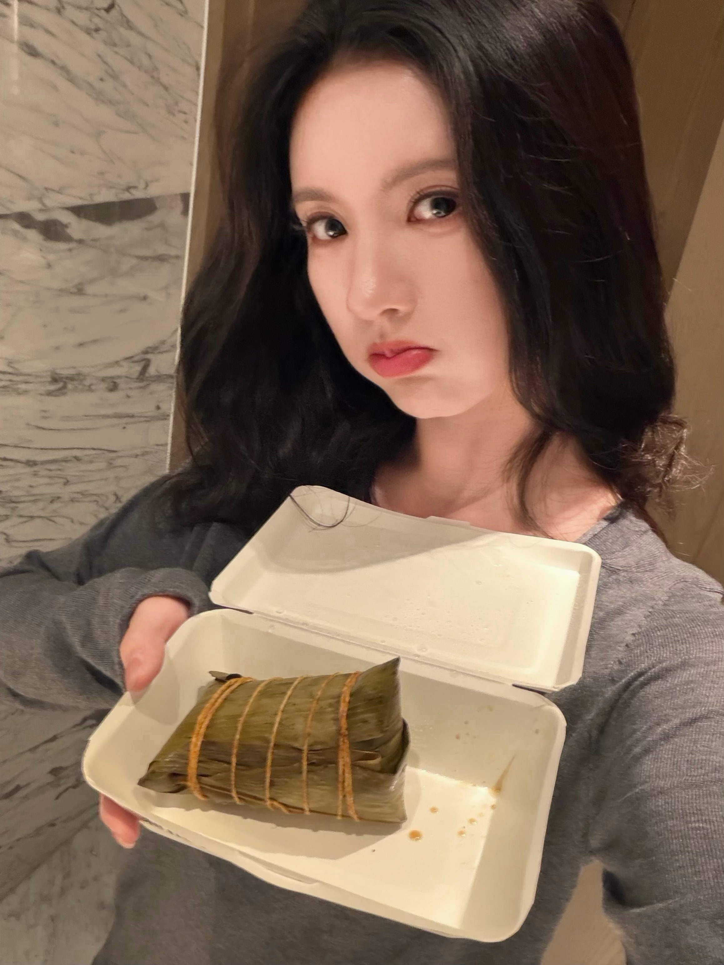 刘些宁晒粽子 