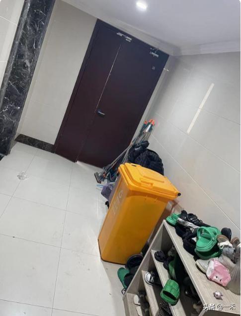 邻居霸占公共走廊别忍！5步从软到硬解决，合法又管用
 
家人们，邻居占用公共走廊