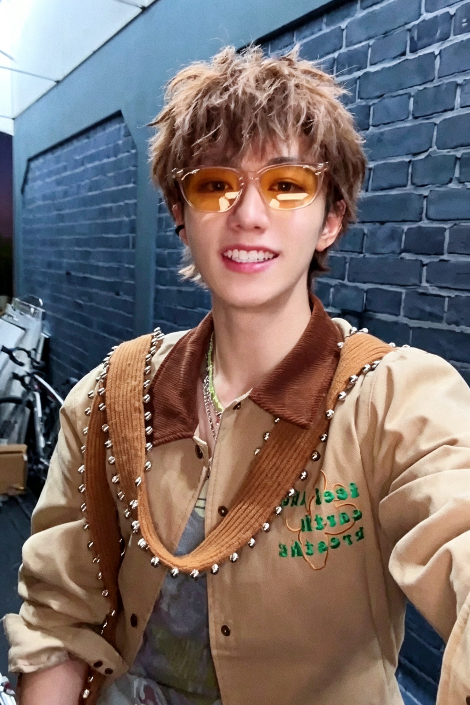 朱志鑫朱志鑫解约传闻敲锣打鼓宣传中，青岛专场演唱会棍丝把解约喊爆全场