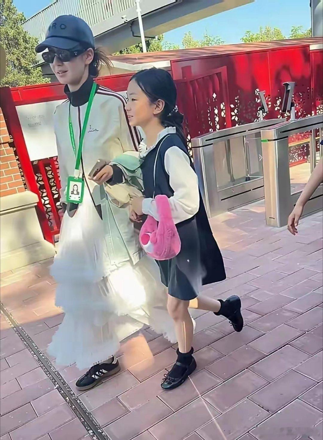 哇，戚薇去接女儿放学啦，她当天的穿着那叫一个又仙又美，仿佛从画中走来。而小luc