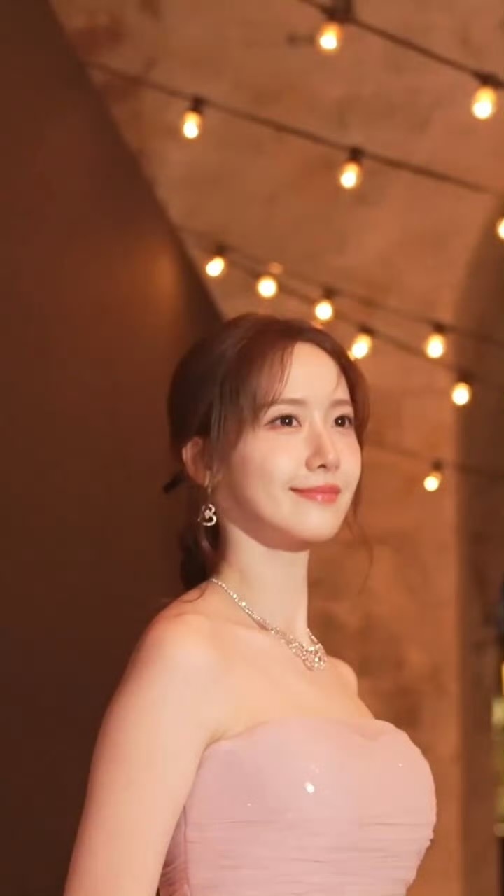 林允儿戛纳G社生图第一反应就是：这是真实存在的状态吗？G社那个出了名“不修片”的