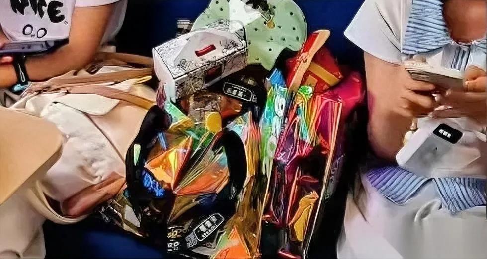 俩女孩买3张火车票

被无座乘客要座

这事到底谁占理？

别再揪着乘客讲不讲情