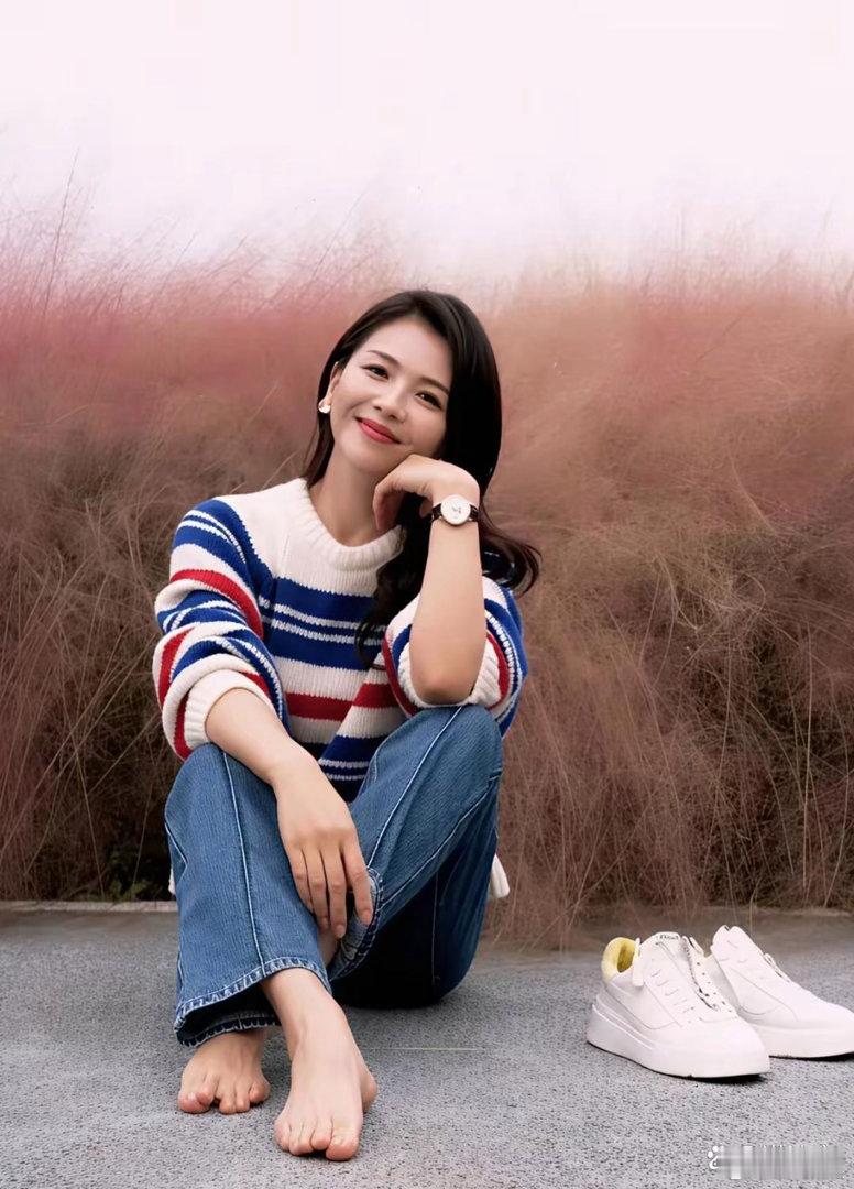 刘涛周身散发温婉优雅气质，一颦一笑皆是风情，容颜温婉动人，一眼便令人心生沉醉。 