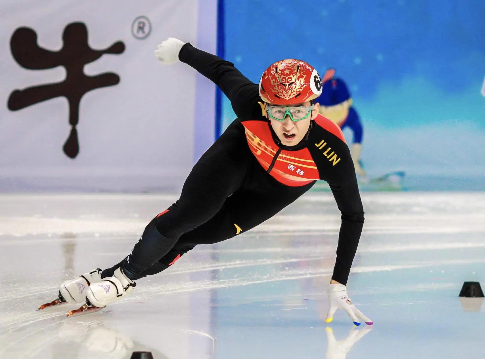 武大靖出任中国短道速滑队主教练 此次竞聘，刚刚退役不久的武大靖，凭借运动员生涯获