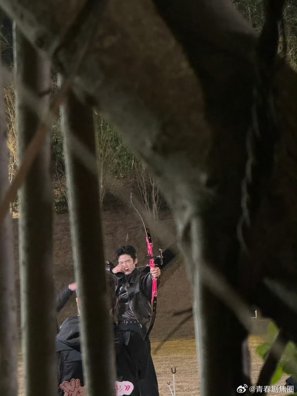 王星越一拉弓是谁梦回墨雨云间弓弦轻拉眼神专注，王星越综艺路透一抬手，满脑子都是墨