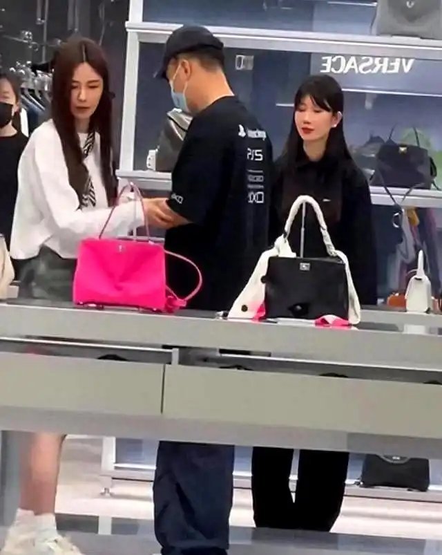 杜海涛陪媳妇买包，沈梦辰皮肤好白，腿很细，领证3年还像热恋，还真是包治百病！ ​