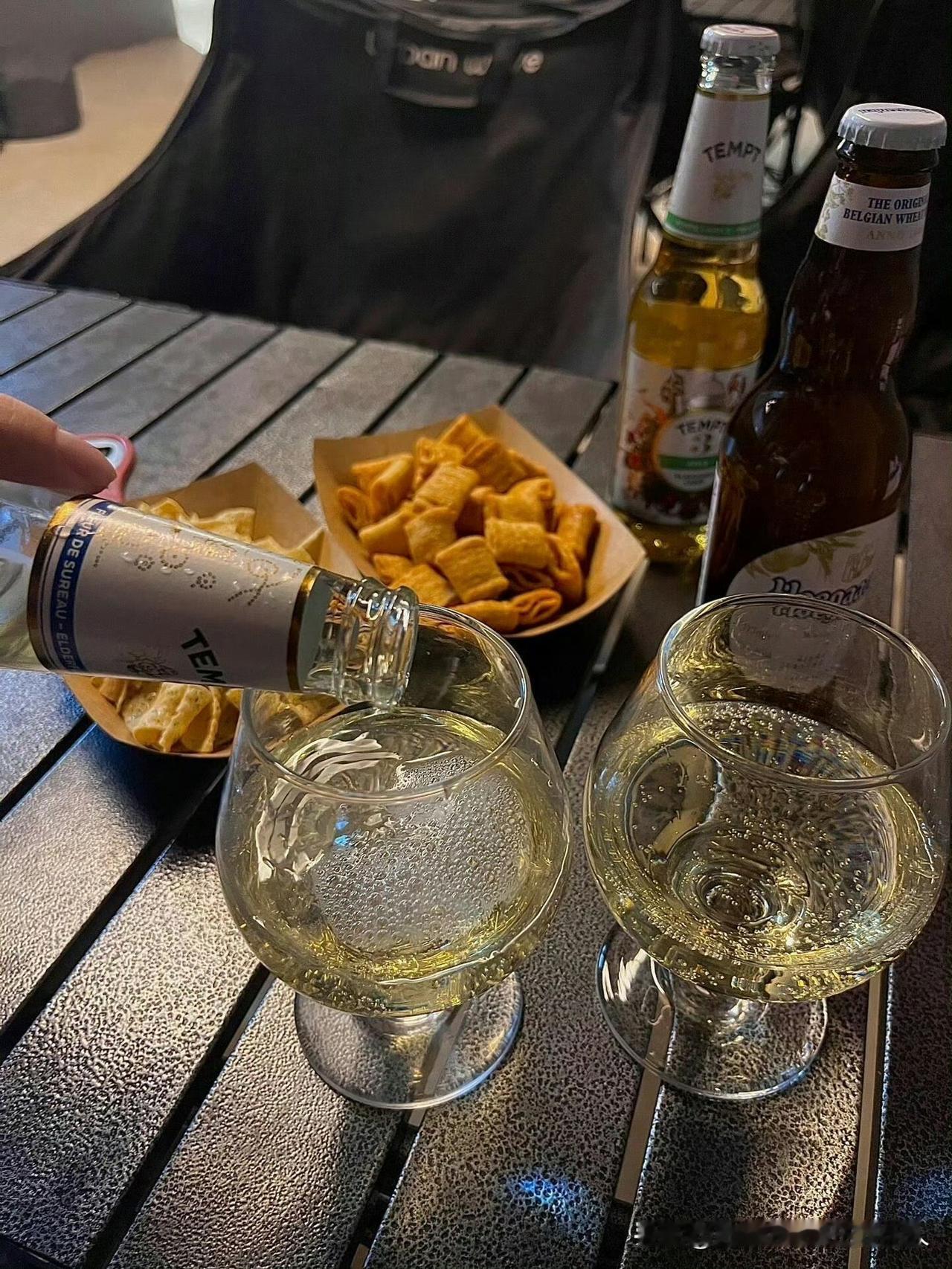 朋友假期出游，回来后傻眼了，自家买的车位被人霸占，电话沟通无果，车主人已经去到外