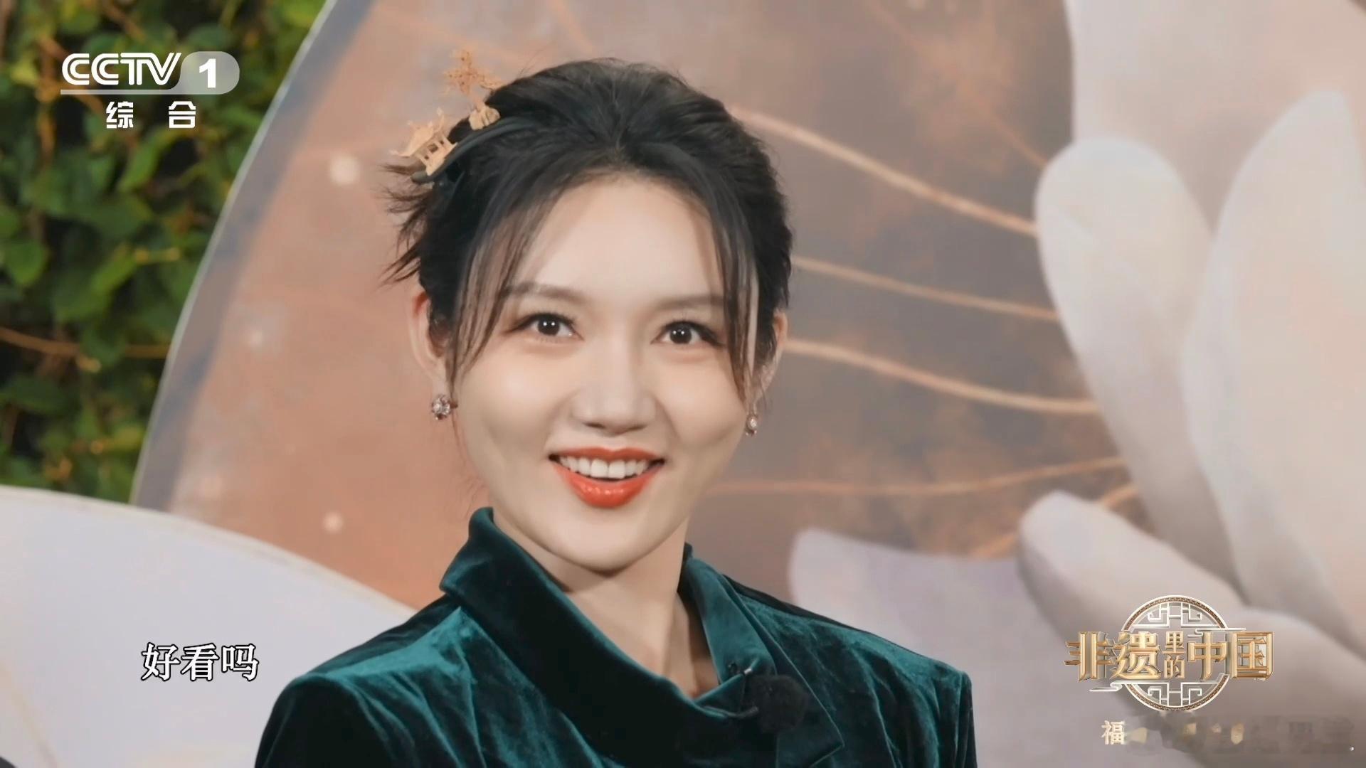 这个顶流发饰太上头了中国人把亭台楼阁戴在头上 从工坊到发间！软木画让非遗 “活”