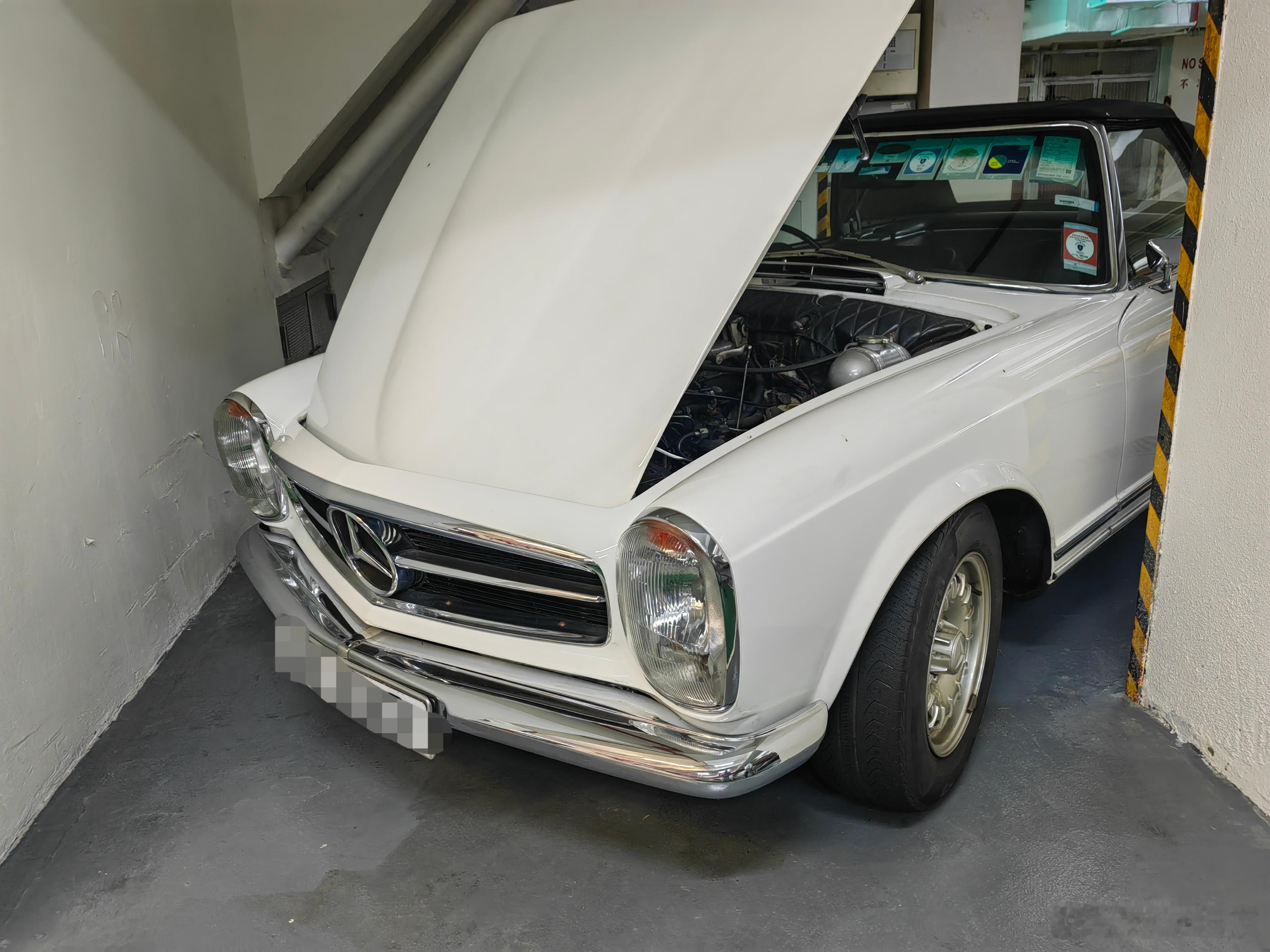 这部 1965 年制造的奔驰 250 SL，大概十多年前在香港做了一次大修，现在