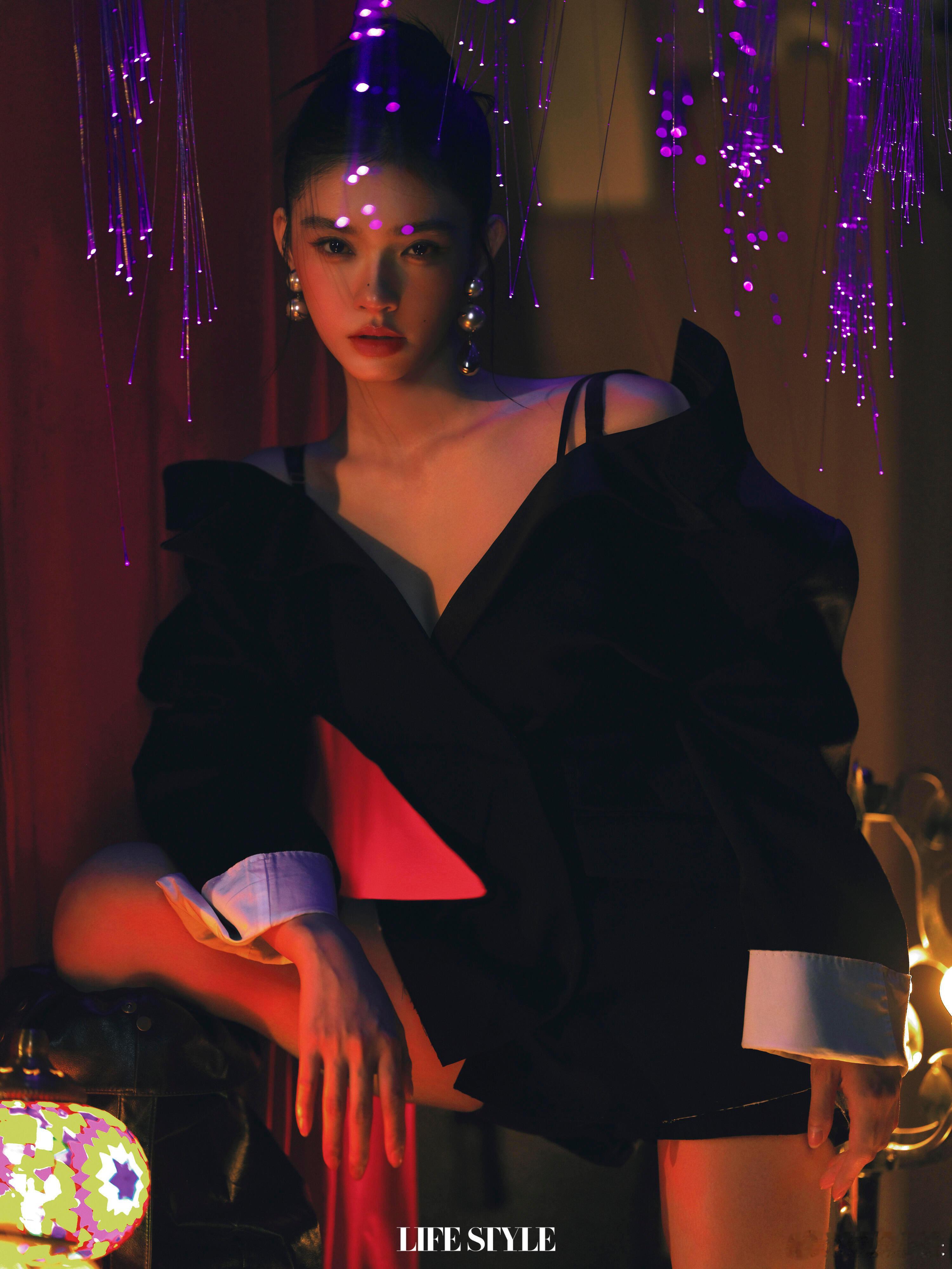 《精品购物指南》4月刊封面，林允在工作中热烈庆生。她坦言“开心活着”即意义，将演