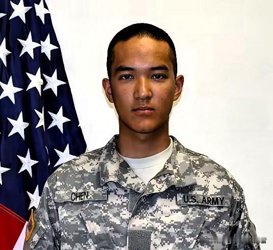 2011年，19岁的美国华裔男孩不顾家里反对，执意加入美军，却因洗澡忘关热水炉，