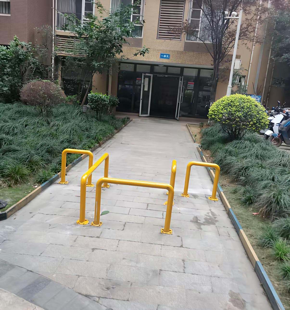 物业绞尽脑汁想出的拒绝电动车进单元门的办法，估计过不了两天旁边的人绿化带就会出现