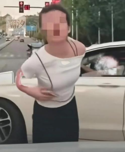 全网都在等待这件事后续！重庆一名女子冲到主干道肉身拦停直行车辆，掩护自家车辆强行