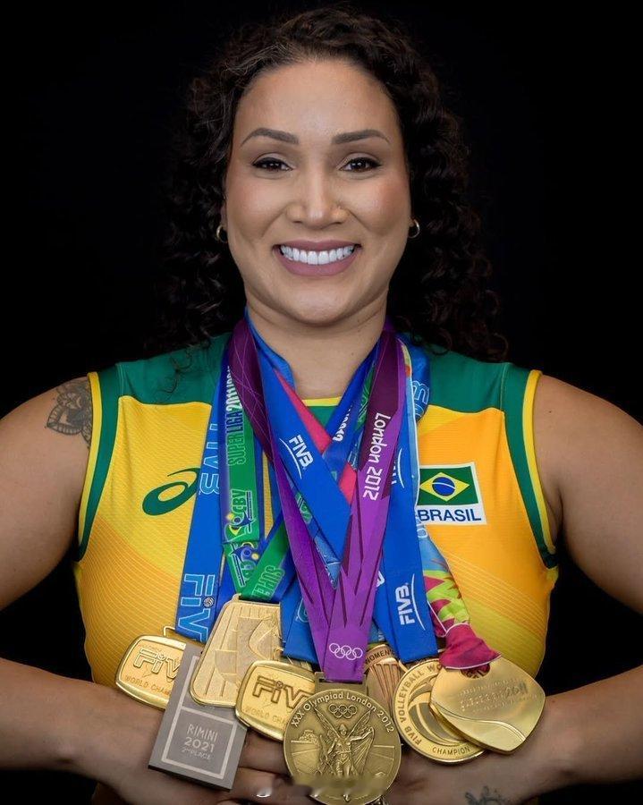 【坦达拉宣布退役】国际排坛动态 2月2日，37岁的巴西女排前国手接应坦达拉在社交